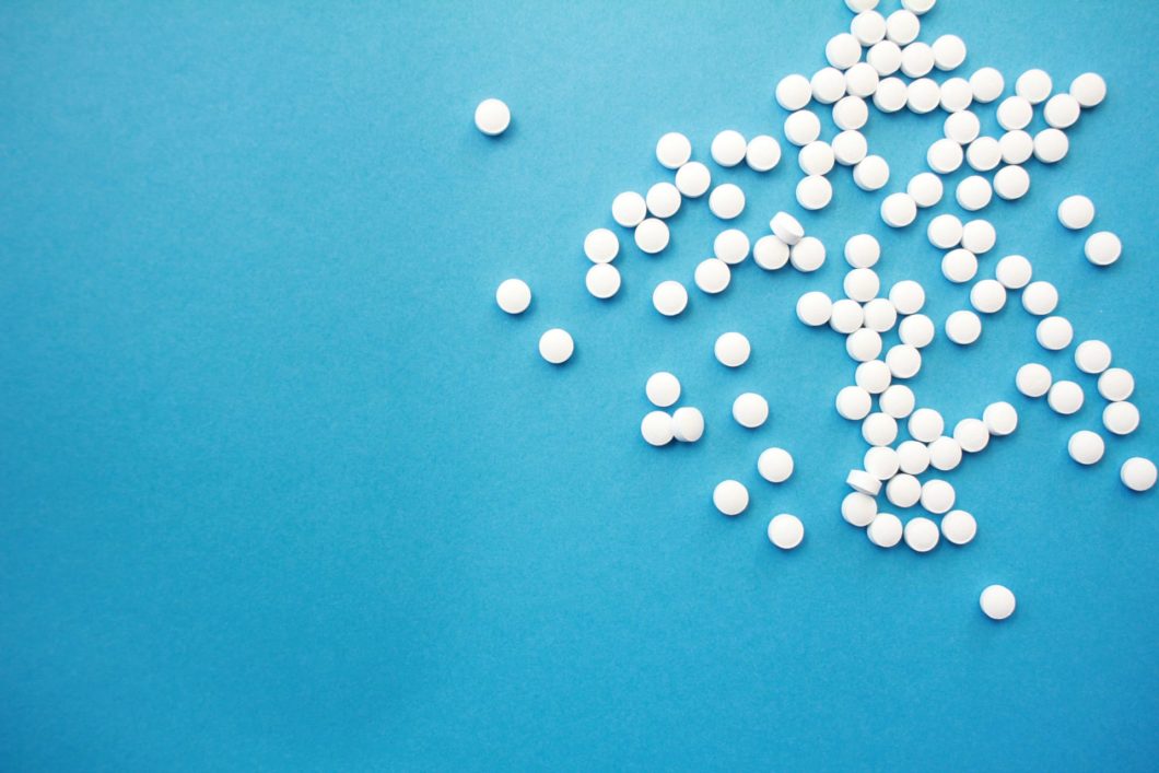 vita tabletter på blå bakgrund