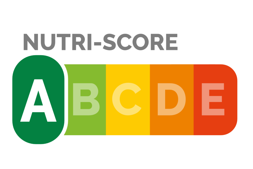 Nutri-Score etikett. Fem färgfält från grönt, ljusgrönt, gult, orange till rött med bokstäverna A, B, C, D och E. Det gröna färgfältet med bokstaven A är större än övriga.